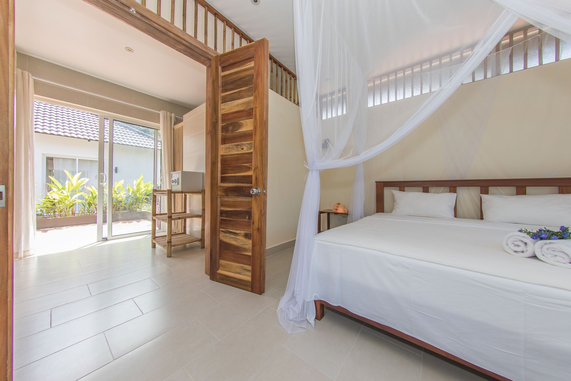 SKY, BUNGALOW, KITCHENETTE