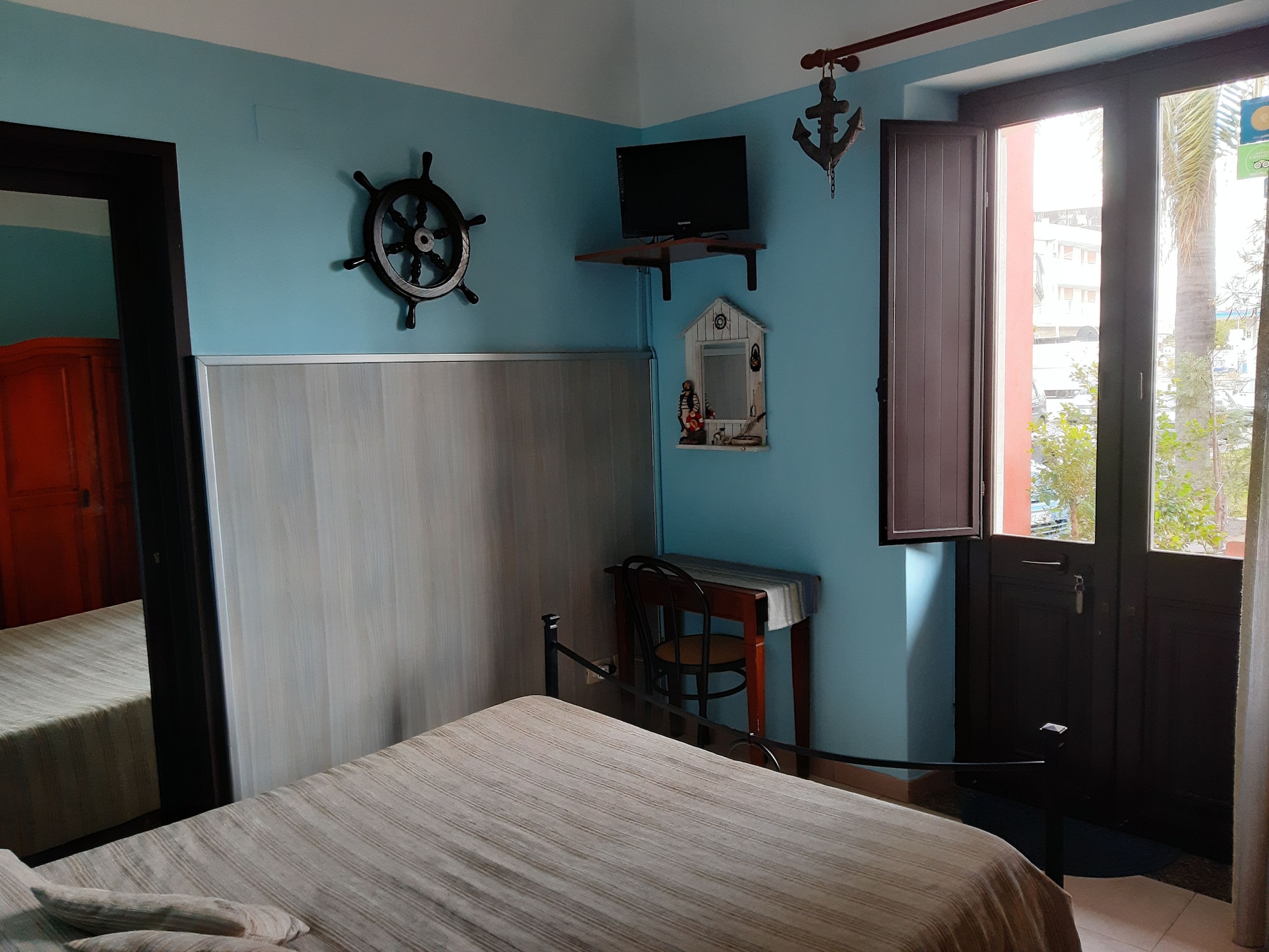 ROOM, DOUBLE BED