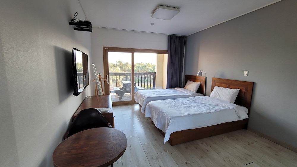 1 BEDROOM, STANDARD, TWIN BEDS