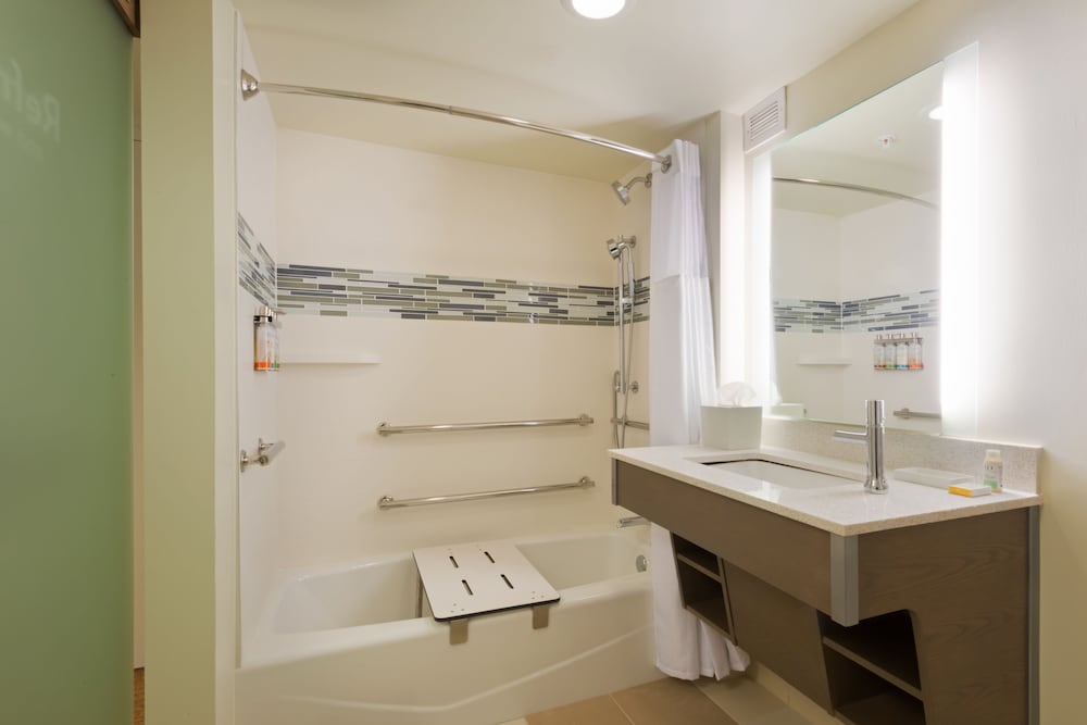 غرفة قياسية بسريرين مزدوجين بحوض استحمام لذوي الإعاقة، EVEN Hotel Rockville Washington DC Area 5/7