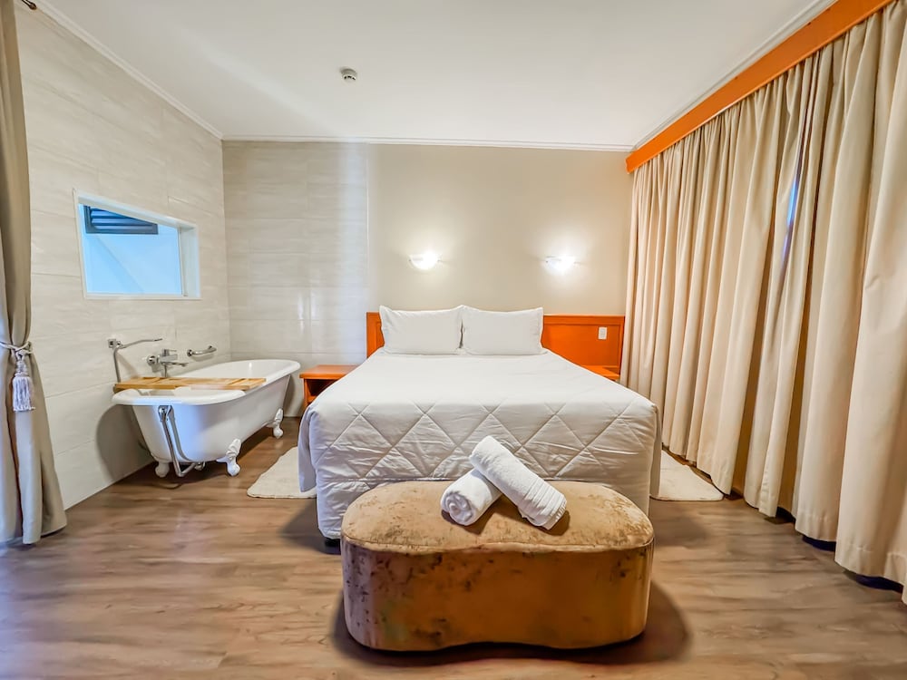DELUXE, STUDIO, SUITE