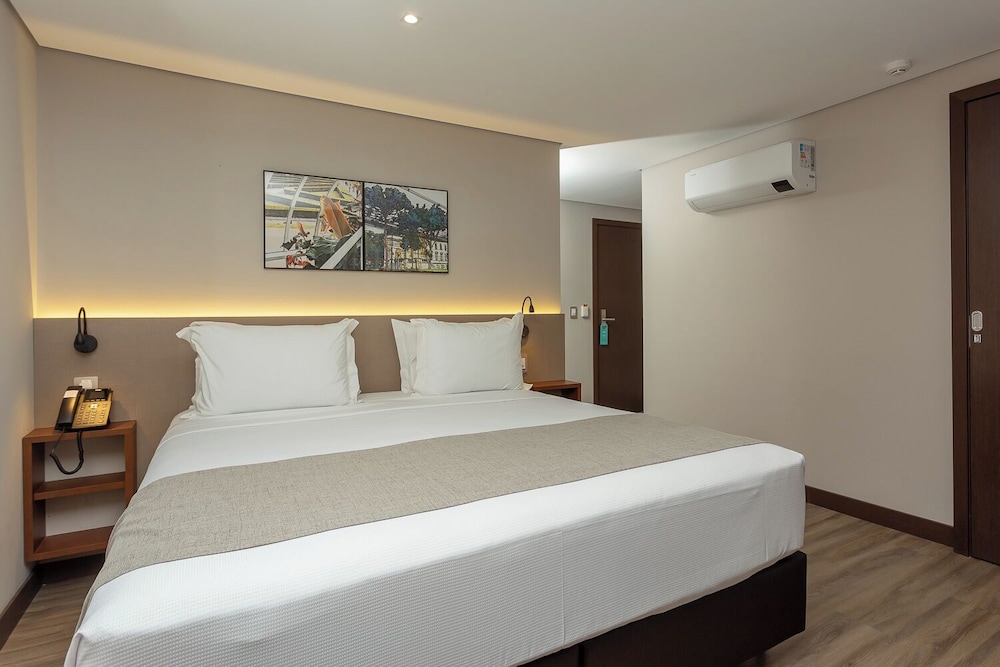 The Roochelle Hotel 34/70