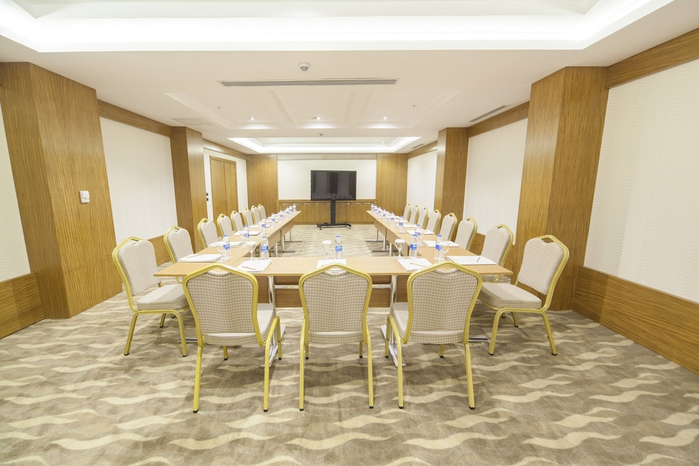 LAMEC HOTEL BUSINESS 28/32