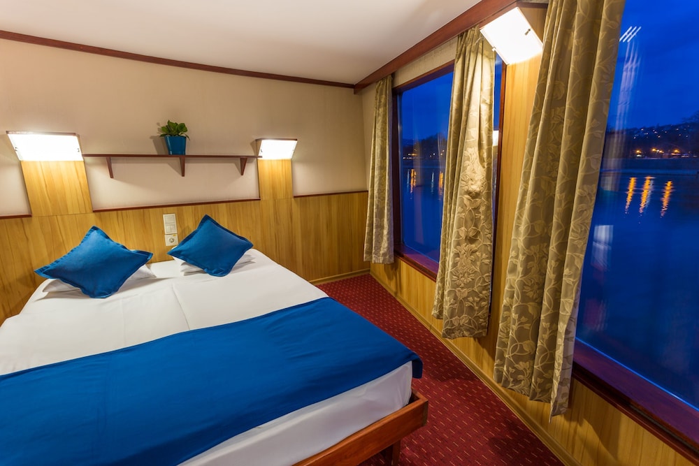 Fortuna Boat Hotel 3/24