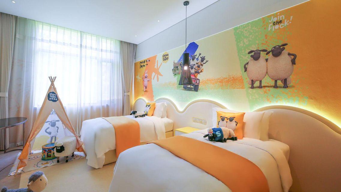 Theme, Twin Beds