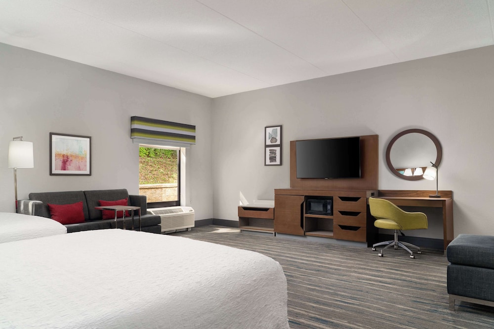Room, 2 Queen Beds, Sofa, Hampton Inn Roanoke/Hollins - I-81 2/5