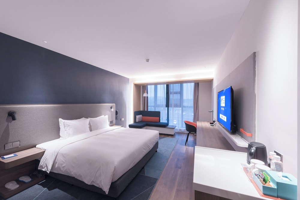 Xtra Space, Standard, King Bed, Mountain View
