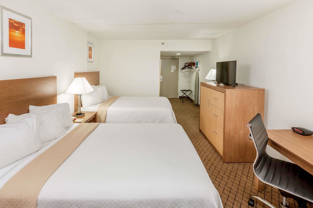 Days Inn By Wyndham Biloxi Beach 9/32