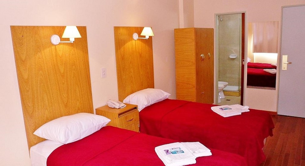 Juramento de Lealtad Townhouse Hotel 18/30