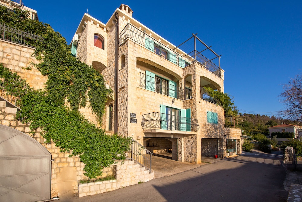 Castello degli Aranci Eco Resort in PETROVAC