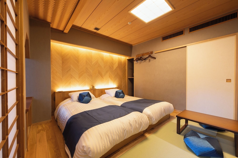 JAPANESE WESTERN, DELUXE, TWIN BEDS