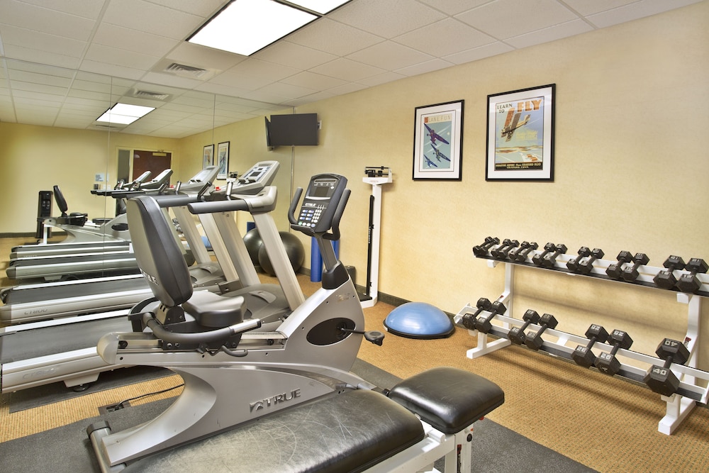 Holiday Inn Express Hotel And Suites Bradley Airport 38/74