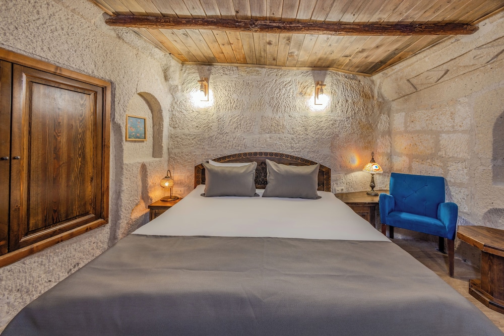 CASTLE CAVE HOUSE 17/50