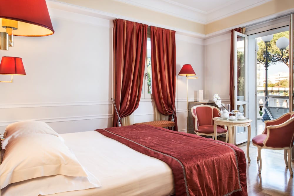 DELUXE, DOUBLE OR TWIN BED, POOL VIEW