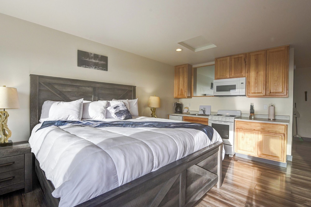 Premium, Studio, King Bed, Ocean Front