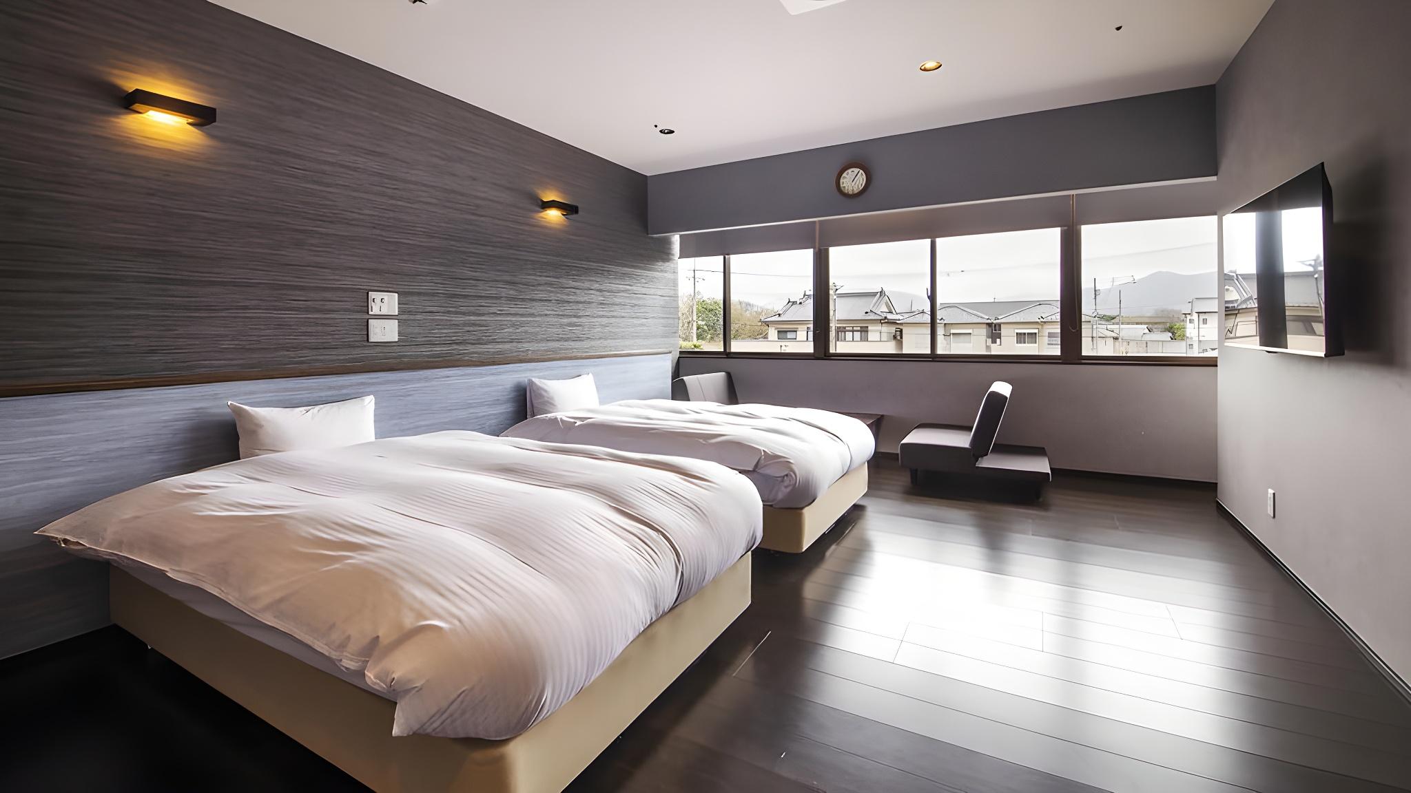 Room, Twin Beds, Townscape View