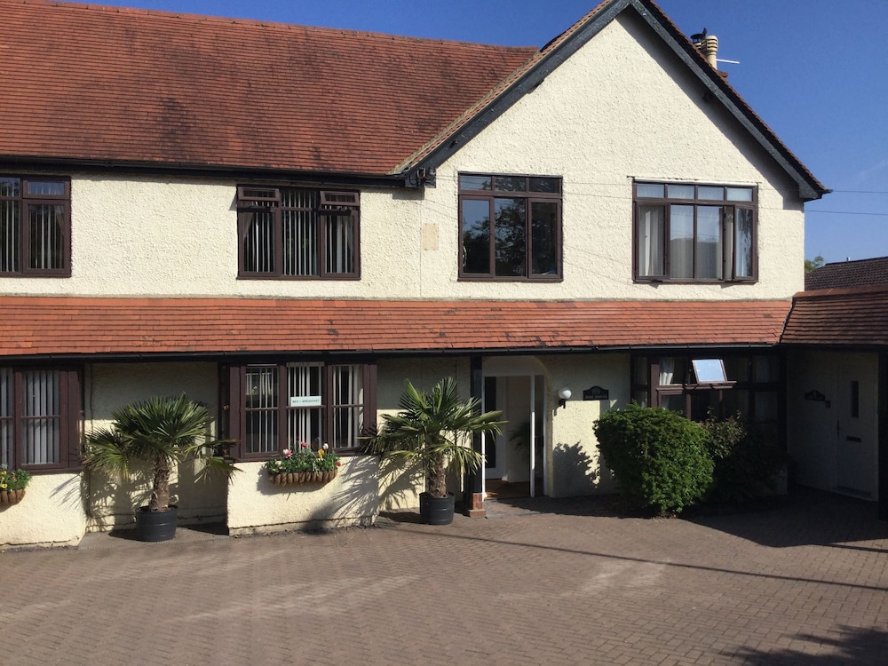 High Hedges Guest House 2/17