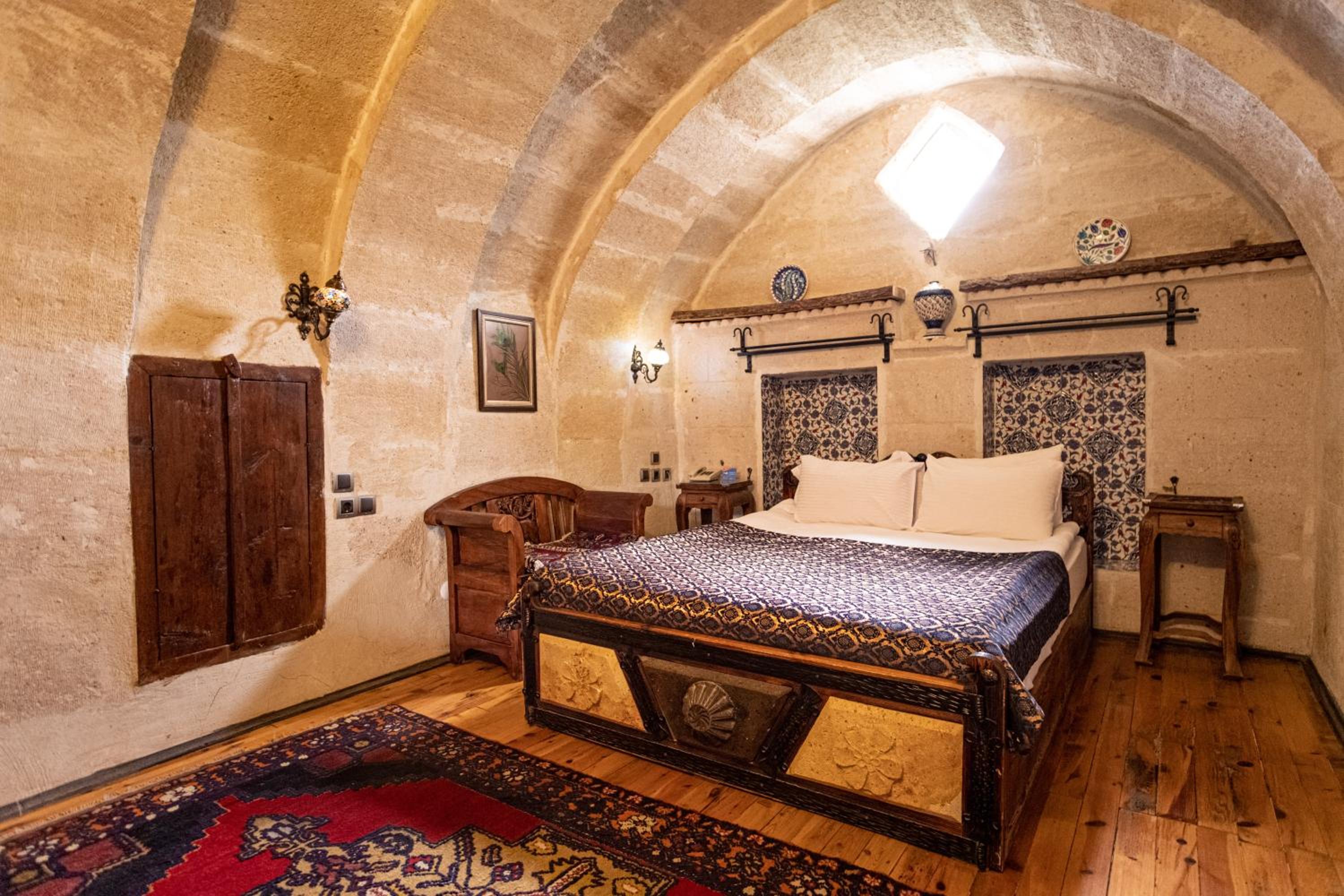 Cave, Suite, King Bed, Queen Bed