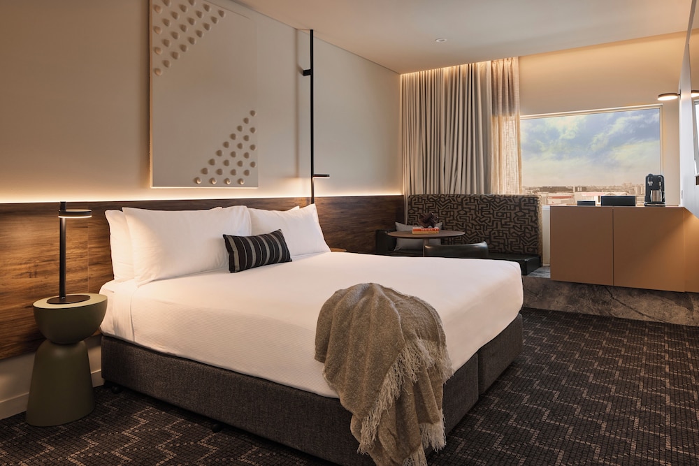 Executive, King Bed, Airport View