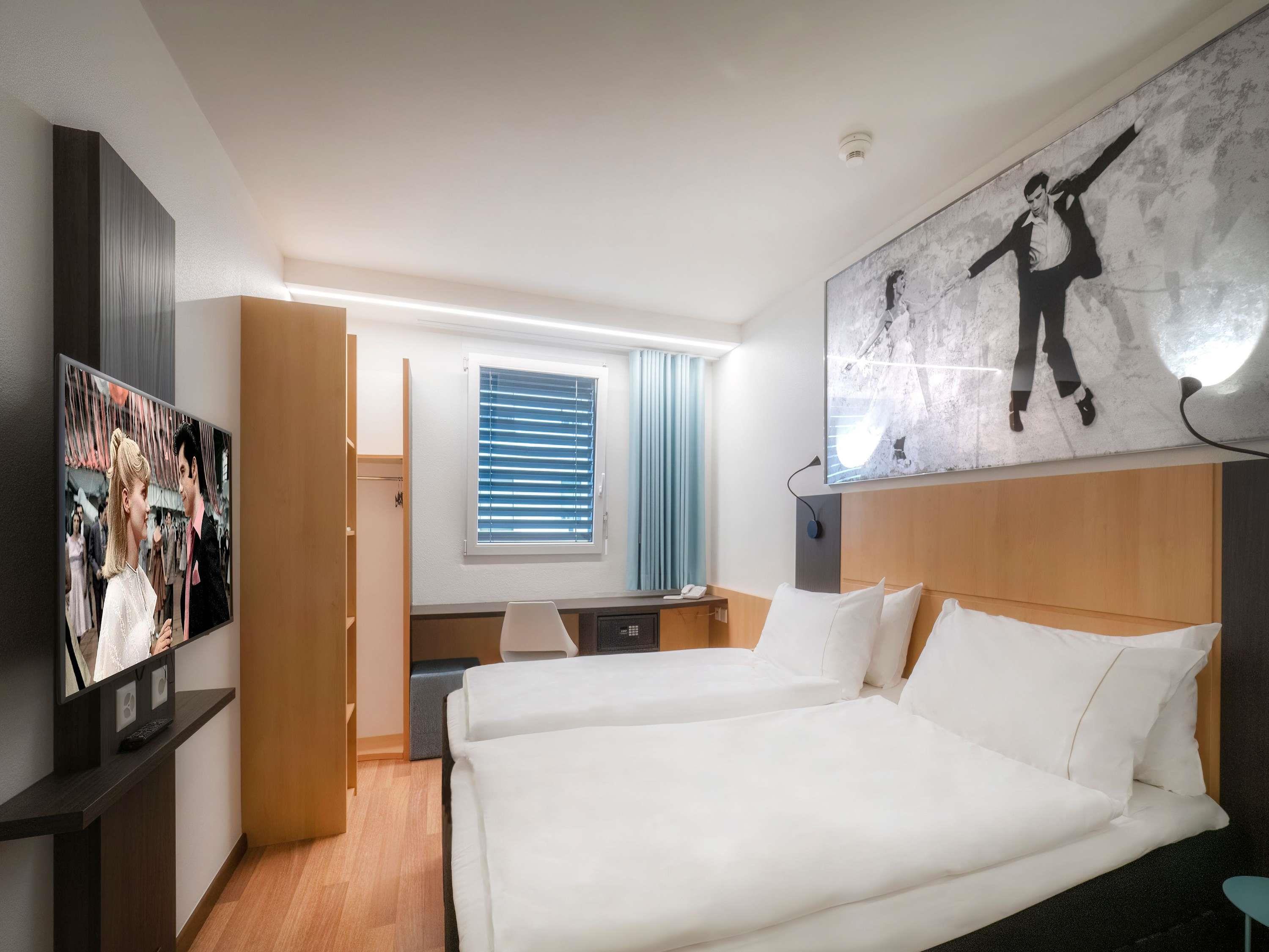 Cinema, Twin Beds
