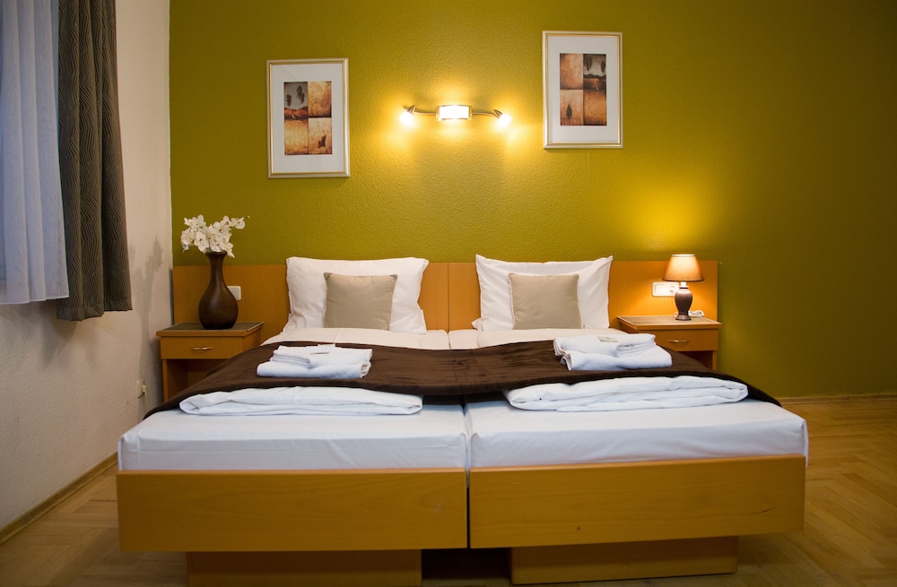 Garni Hotel Rodelheimer Hof 5/23