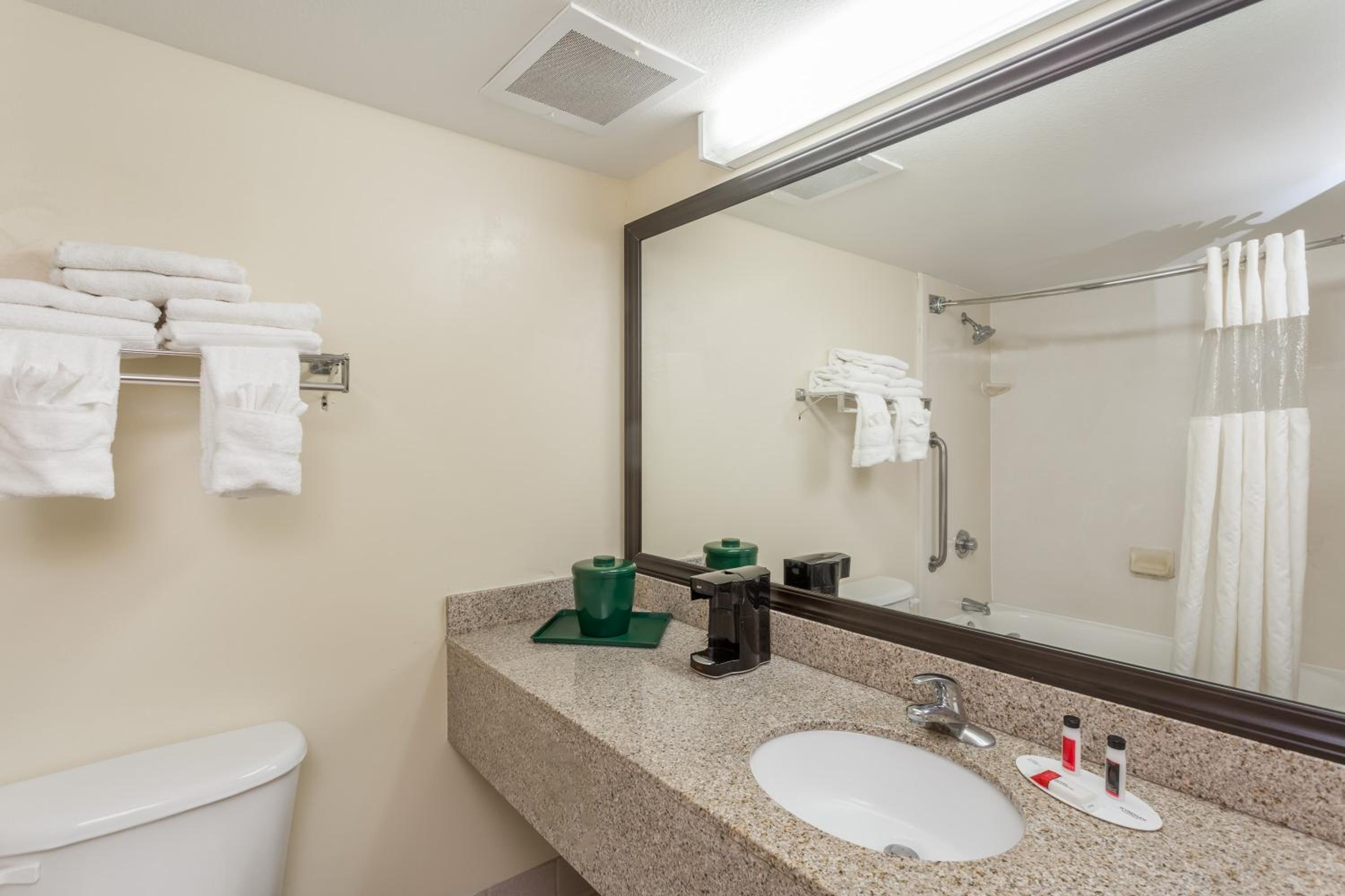 غرفة ديلوكس بسريرين كوين، Baymont by Wyndham Fort Myers Airport 5/5