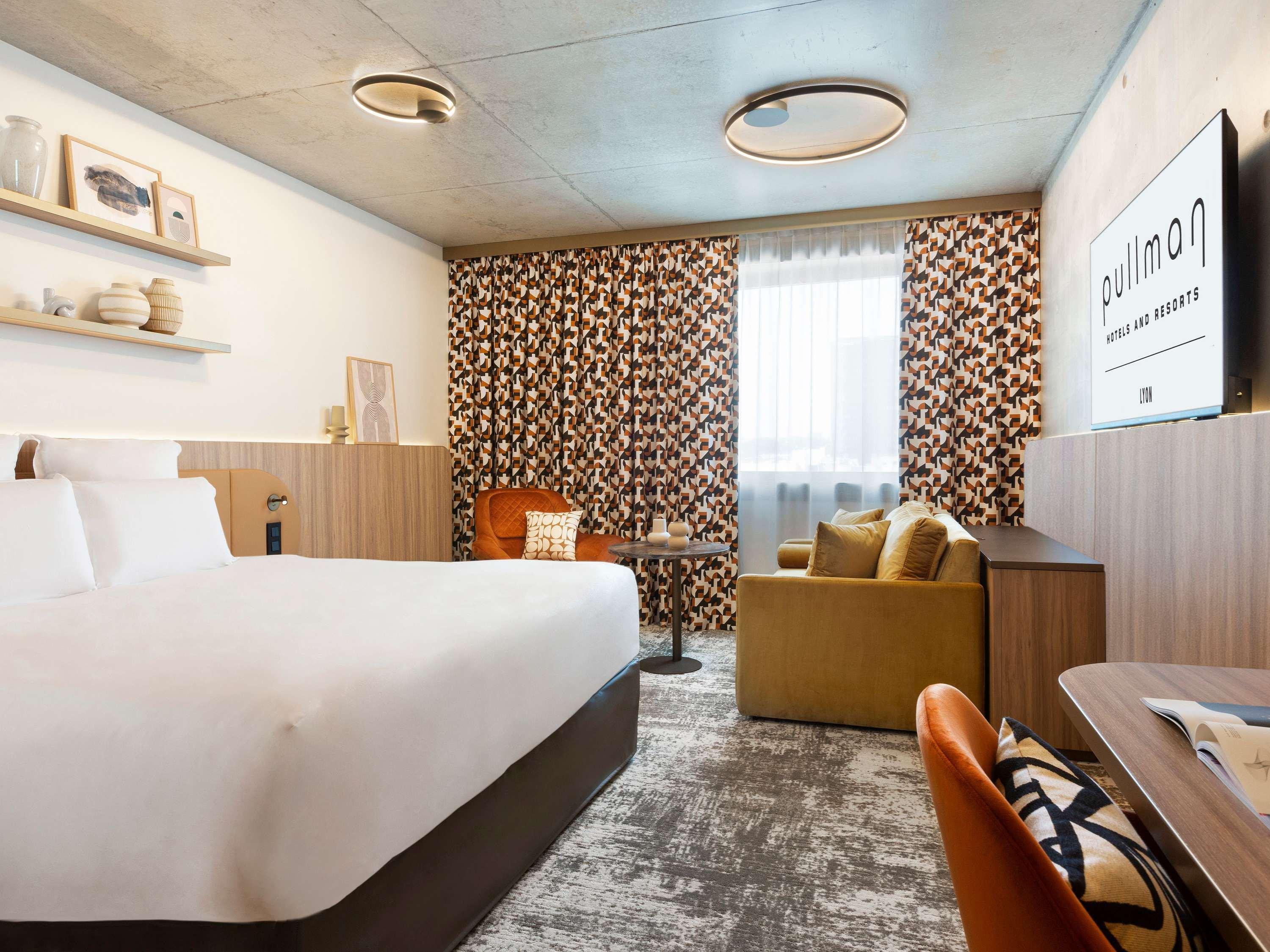 JUNIOR SUITE, KING BED, SOFA