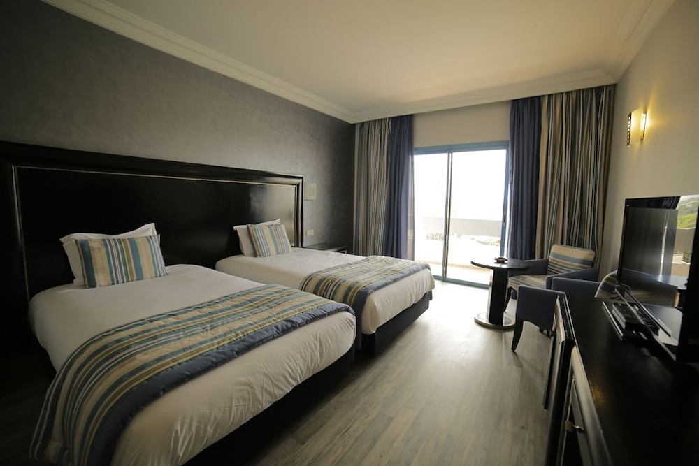 ROOM, DOUBLE OR TWIN BED