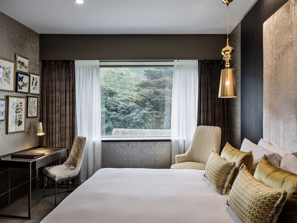 SUPERIOR, QUEEN BED