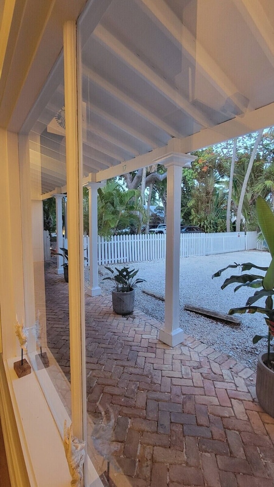 The Paradise Inn Adults Only 39/75
