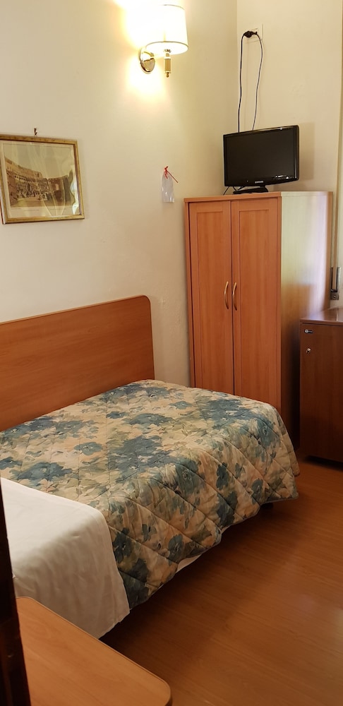 ROOM, SINGLE