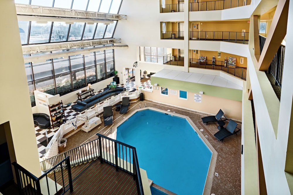 The Atrium Resort 15/36