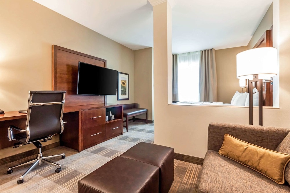 Comfort Suites Brookings near University 35/51