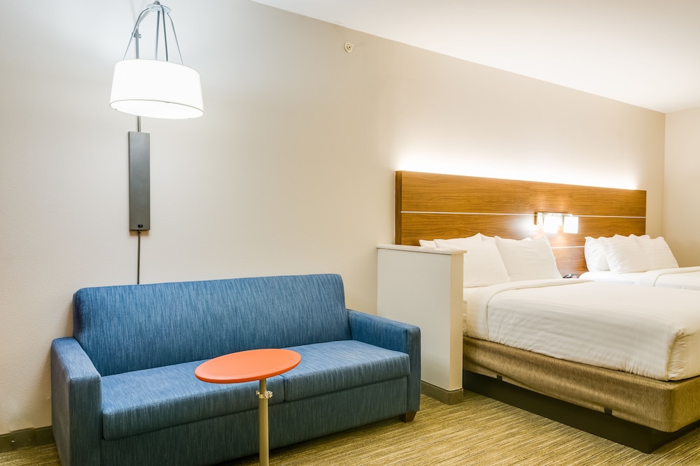 Holiday Inn Express Suites Russellville 18/59