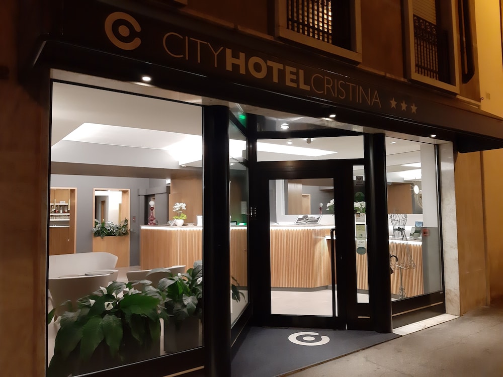 Cristina Hotel 25/40