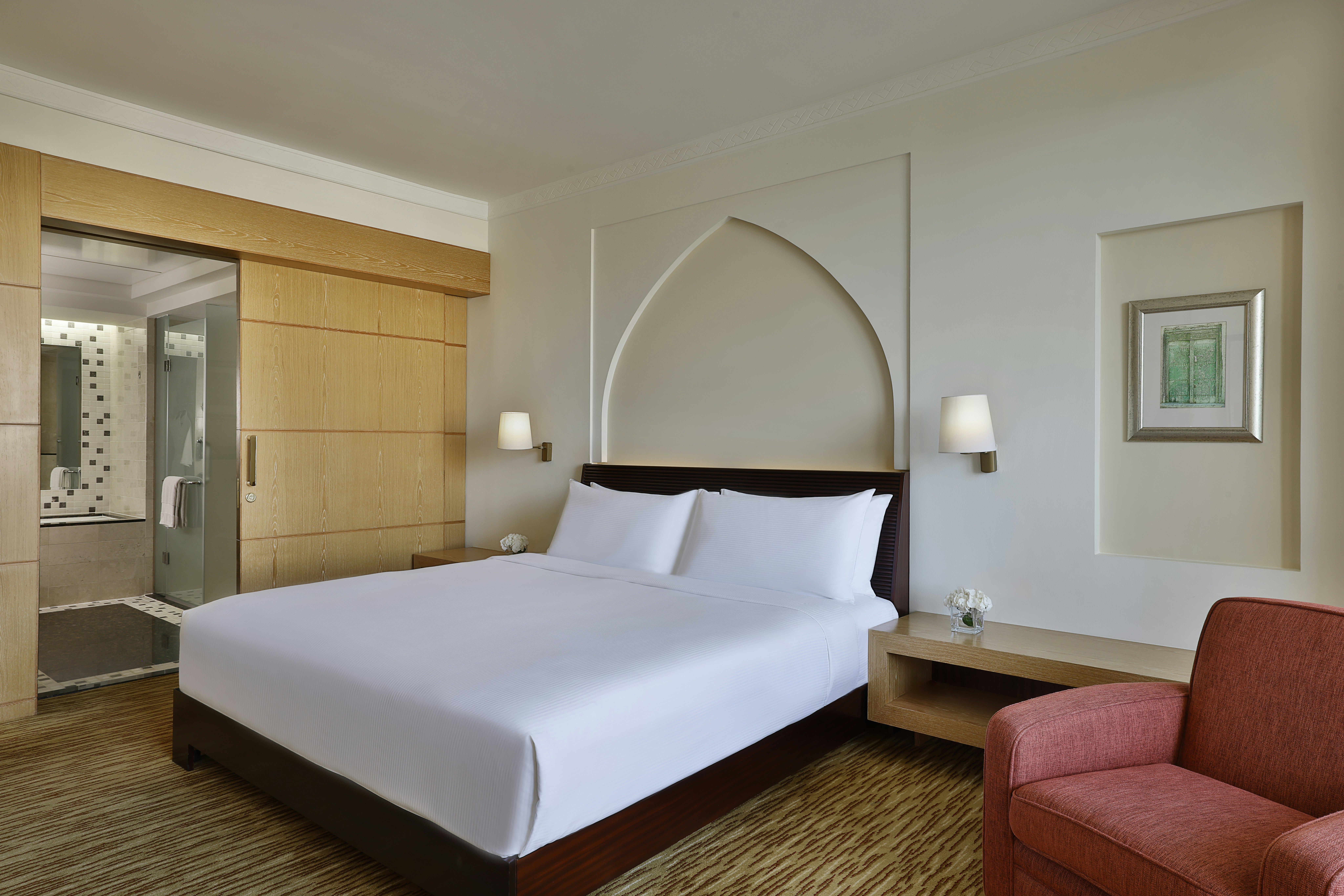 غرفة ديلوكس بسرير كينج بإطلالة على البحر، Hilton Muscat Al Bandar 2/6