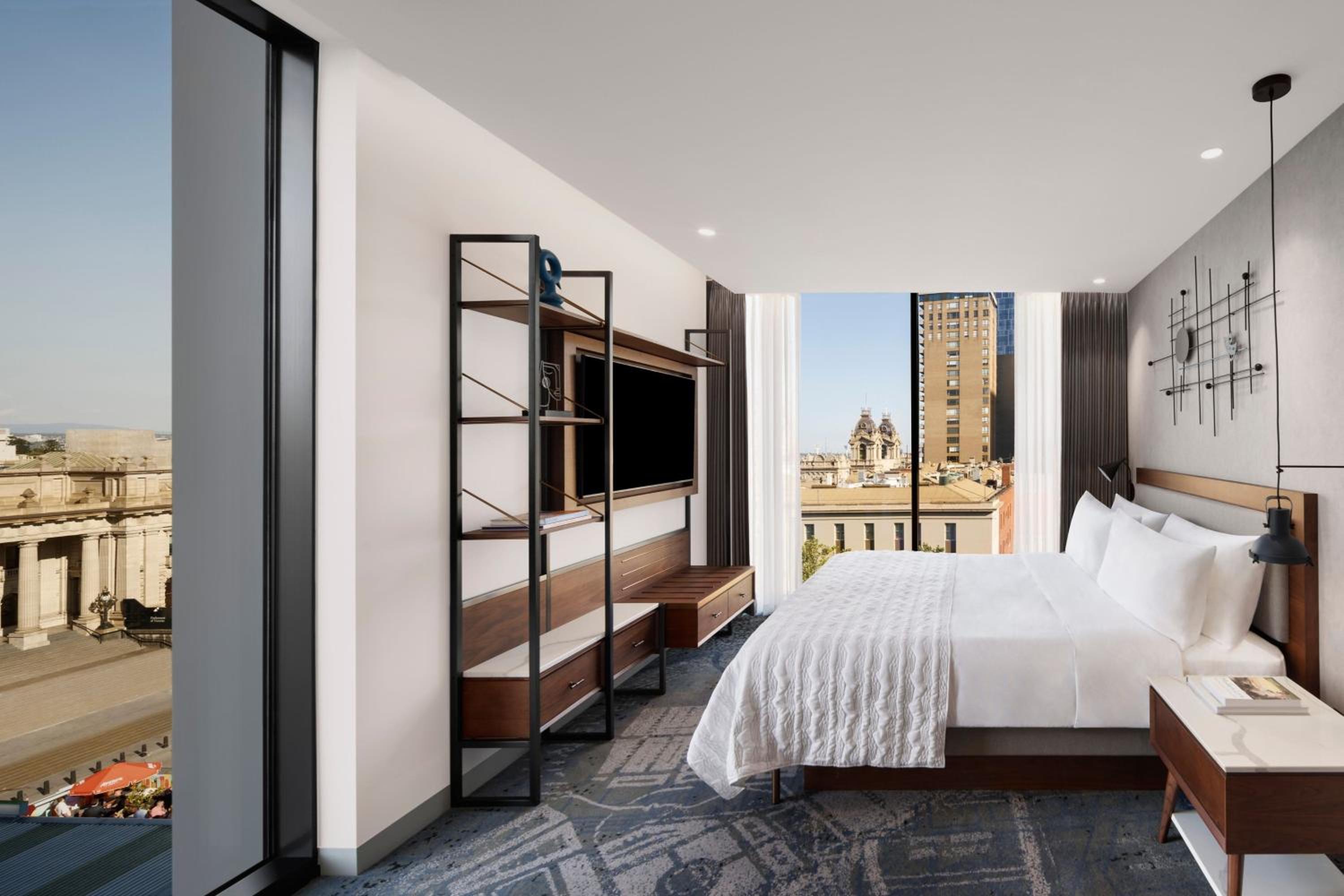 1 Bedroom, Suite, King Bed, Parliament View, Large