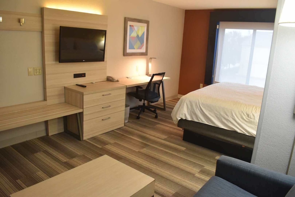 Holiday Inn Express Hotel Suites Mcpherson 28/64