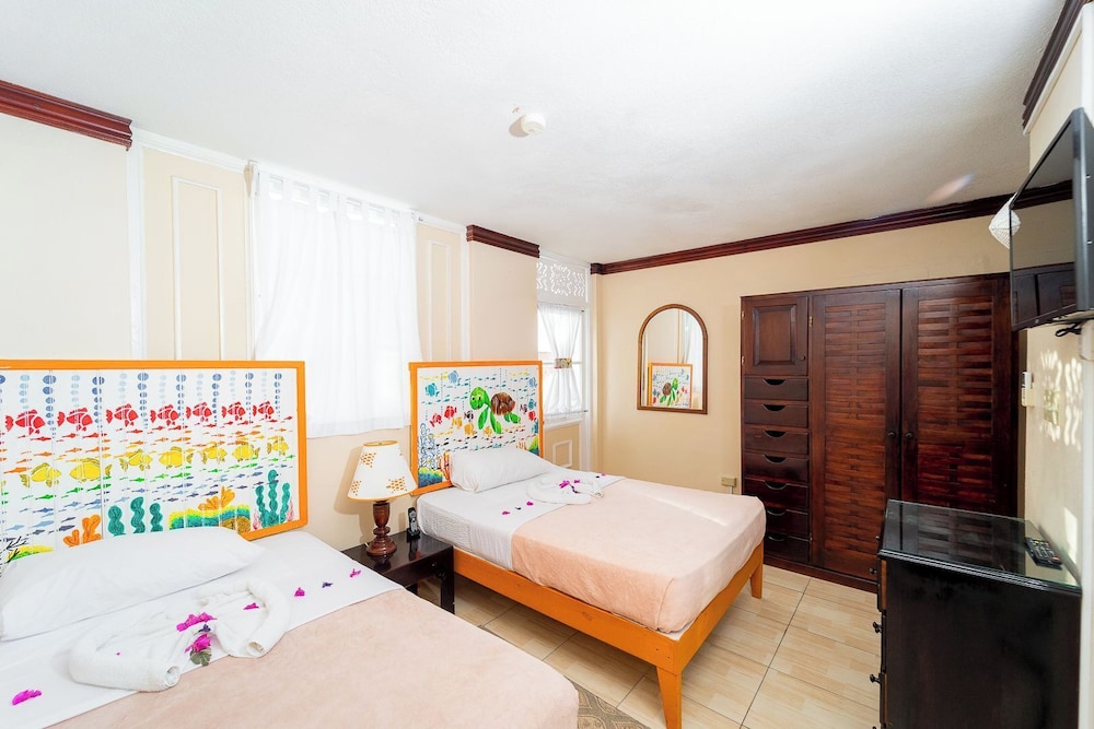 2 Bedrooms, Suite, 1 King and 2 Double Beds, Garden or Pool View