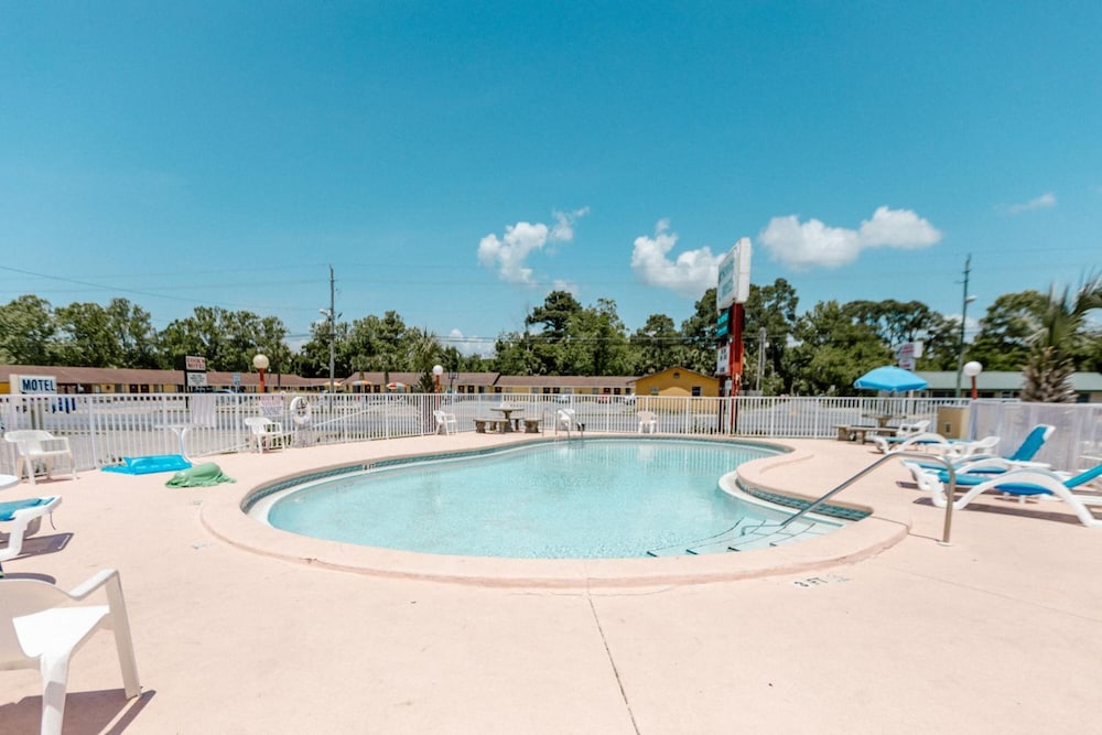 Summer Breeze Motel 9/52