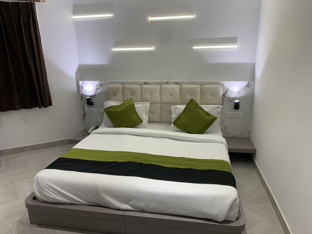 Hotel Square 9 Inn 4/23