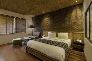 Medium, Bathtub, Pool Area
