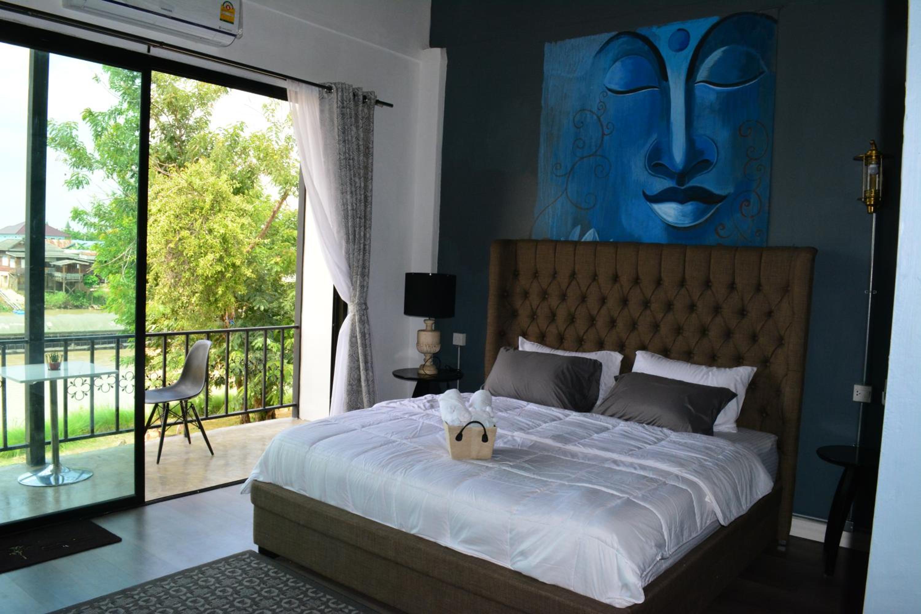 Room 2, Deluxe
