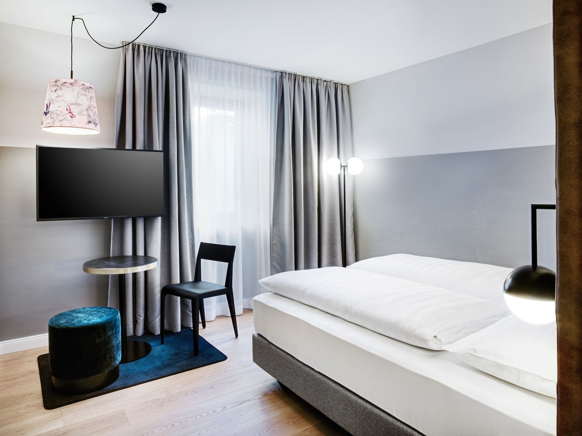 ROOM, SINGLE