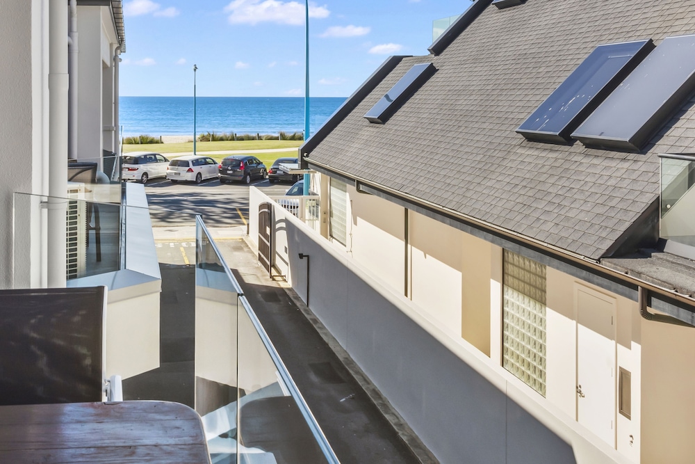 The Pavilions Beachfront Apartments 5/76