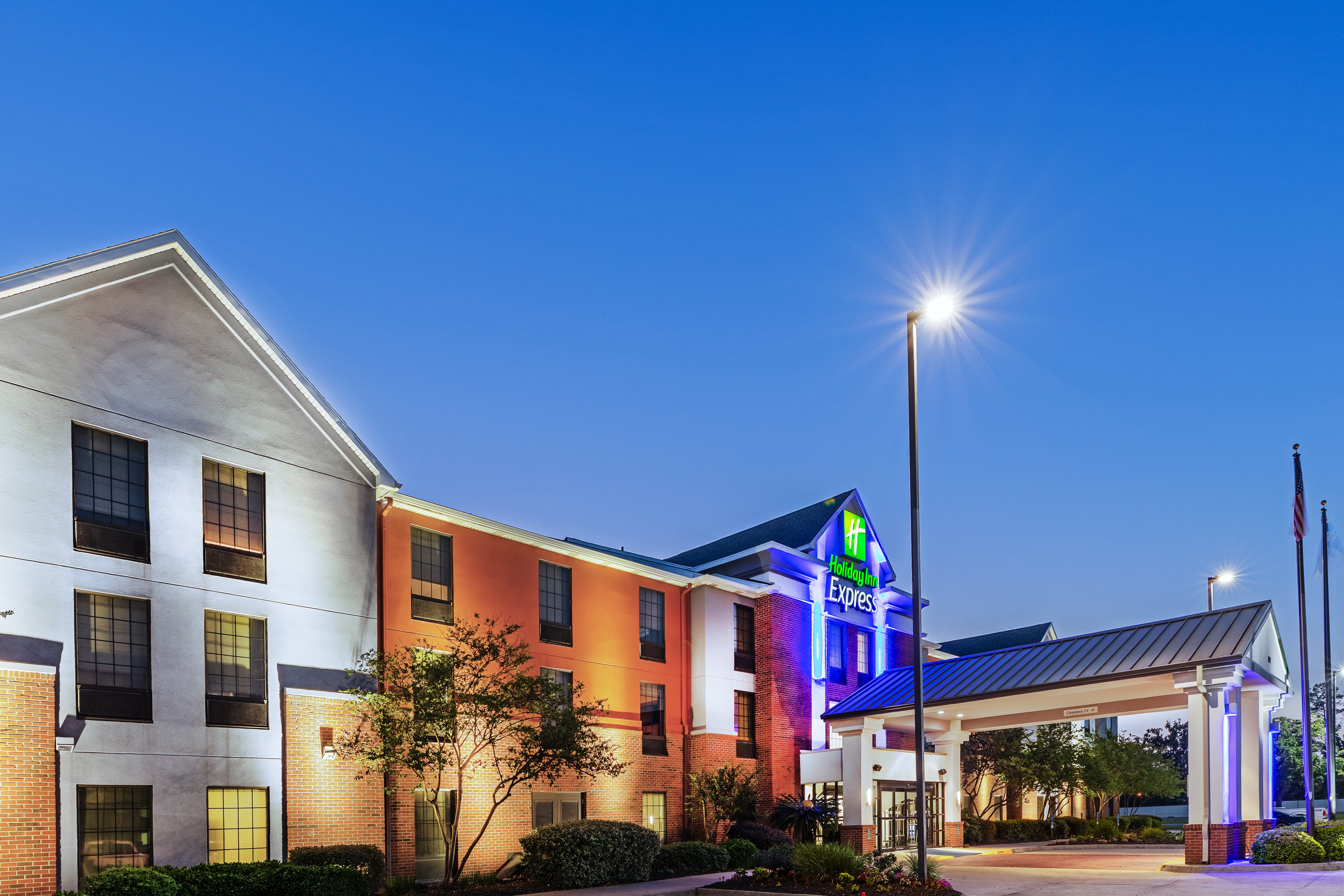 Holiday Inn Express & Suites Sulphur (Lake Charles) 2/50