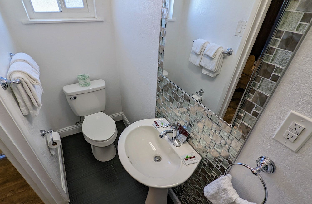Deluxe Inn 49/50