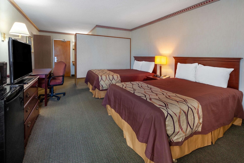 Travelodge by Wyndham Cleveland Airport 18/36