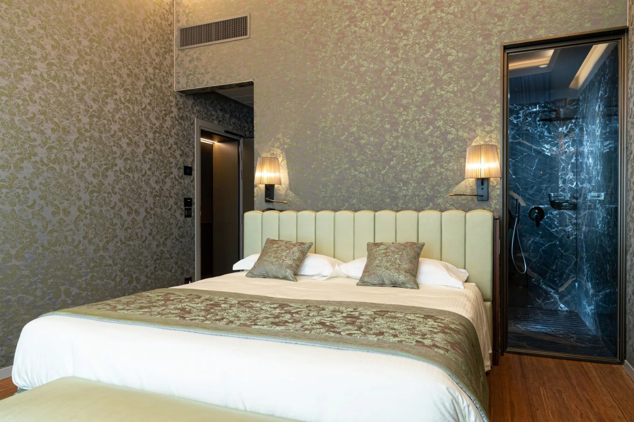 Deluxe, Canal View