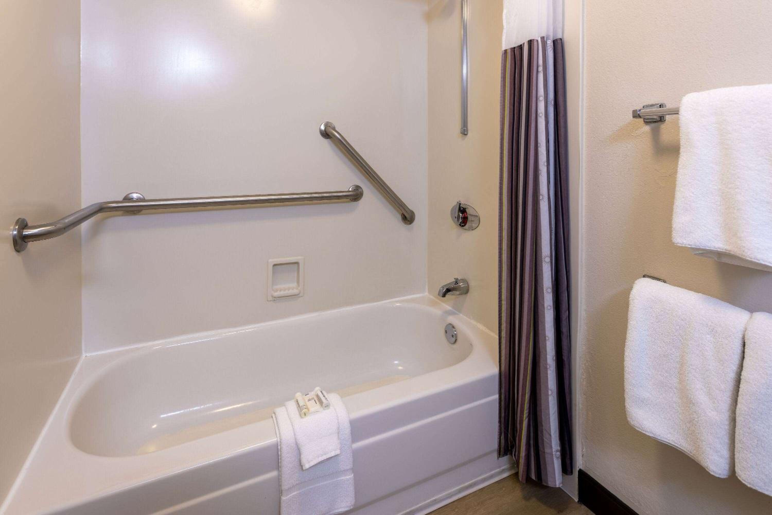 غرفة ديلوكس لذوي الإعاقة، La Quinta Inn & Suites by Wyndham Kingsport Tri-Cities 4/4